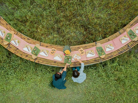 Piknik di sawah beras ketan merah