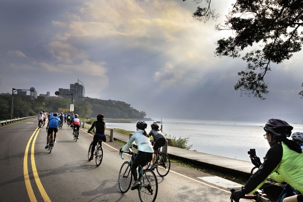 imgi_47_22484_PH_20210422_001 cyclists riding along the seawall path in Stanley Park, Vancouver