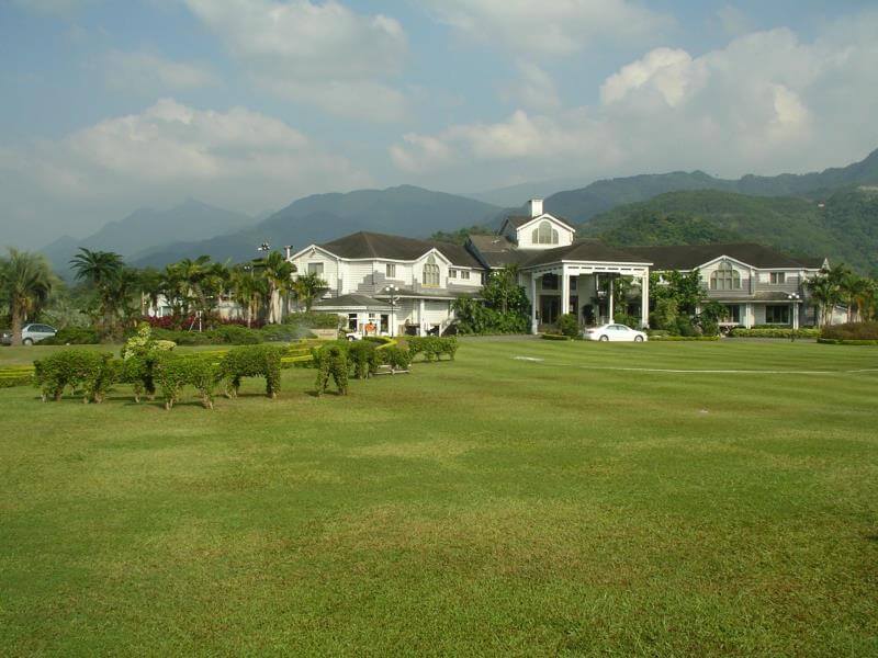 golf-hsinchu11 expansive green fairway and clubhouse area