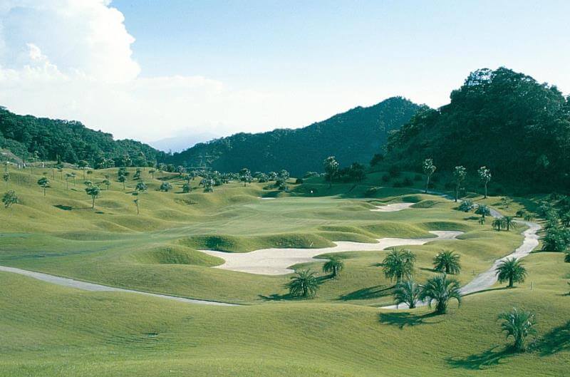 golf-hsinchu14 scenic mountain backdrop, rolling fairways, and distinctive water