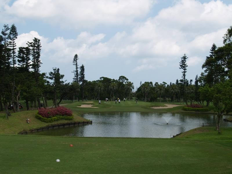golf-linkou-6 view of a water hazard and manicured green at the Linkou Golf Club