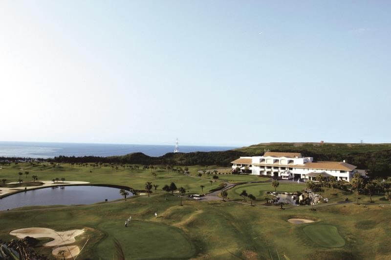 golf-linkou-8 Features lush green fairways, strategic water hazards