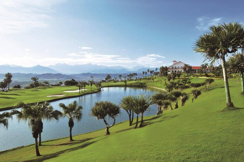 golf-nantou4 expansive green golf course fairway with manicured lawns and trees