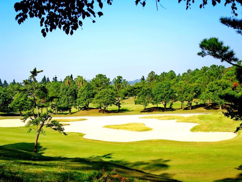 golf-taichong08 on-site restaurant overlooking the green fairways