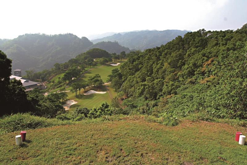 golf-taichong10 forested mountain backdrop under an overcast sky